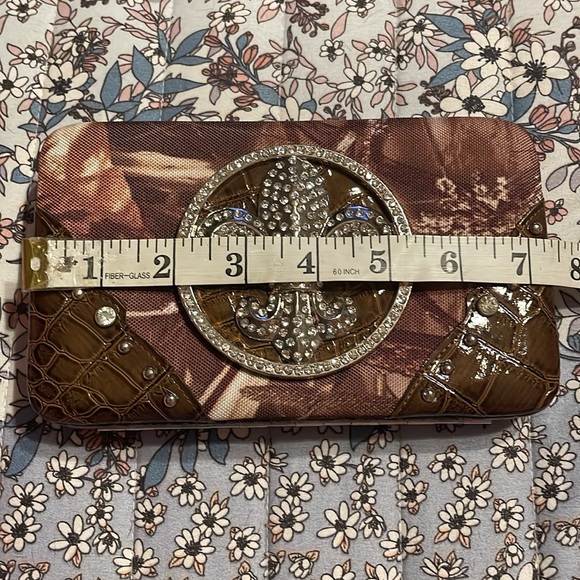 NWOT- clutch w/camo design w/white rhinestones &  snake design, push open lock. - Picture 11 of 13